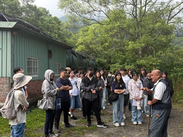 傅老師帶領東華大學觀遊系師生認識青陽農園的生態環境與場域特色