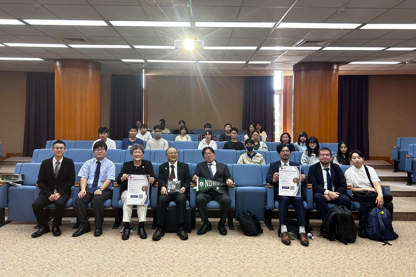 「專題演講」圓滿結束,兩校師生合影留念