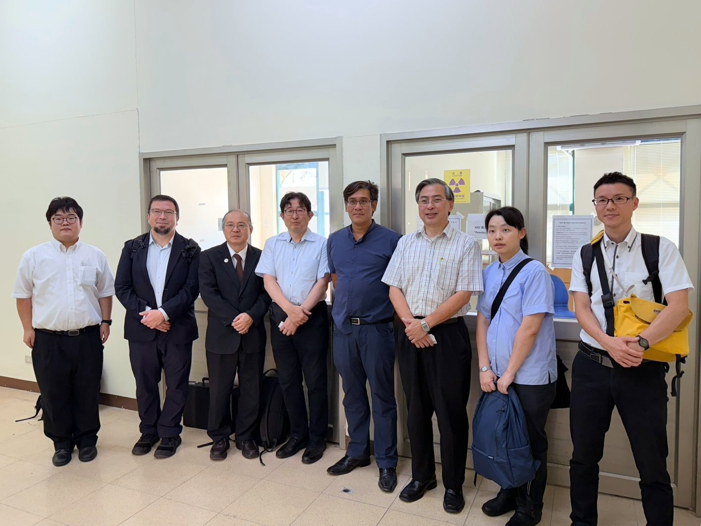 JAIST代表團參訪東華大學相關實驗室後,與本校教師合影留念