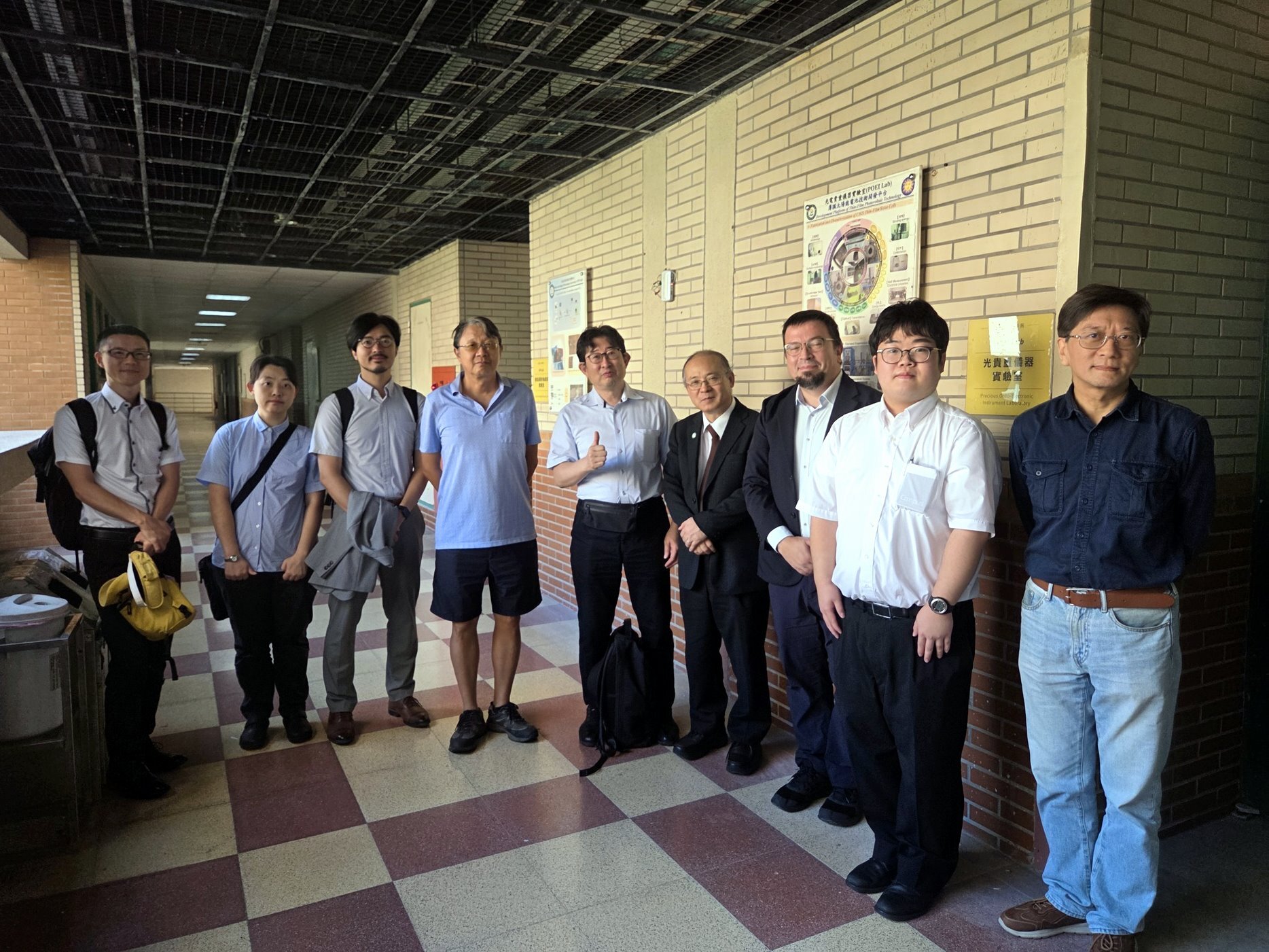 兩校教師於實驗室參訪期間進行交流,並於參訪後合影留念