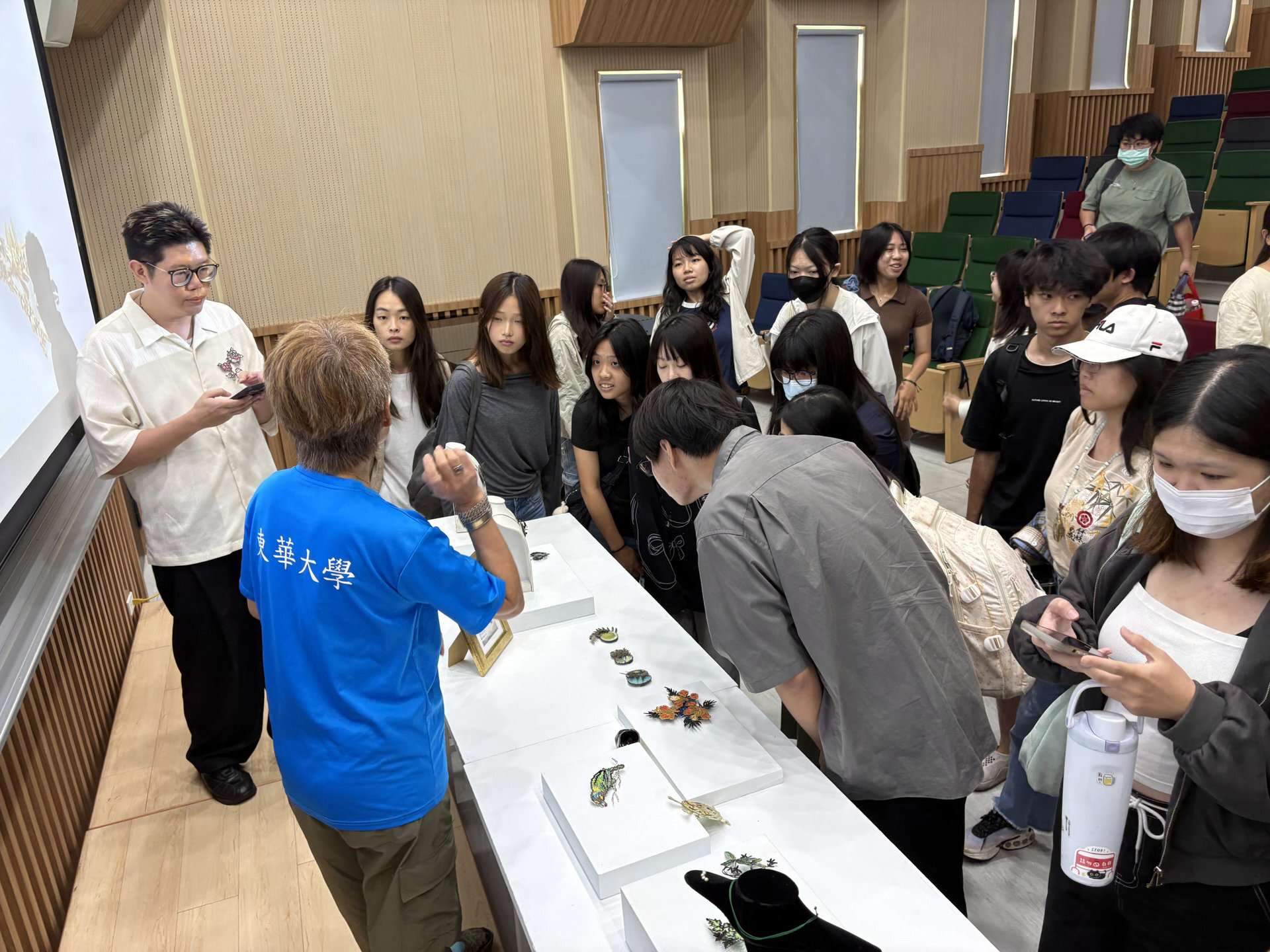 學員參觀李恒老師的作品,並與老師交流金工藝術創作心得