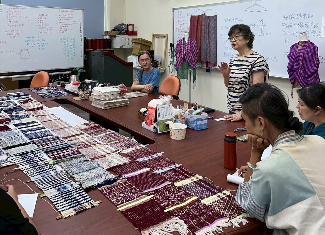 馬芬妹老師講評學員多綜織片成果