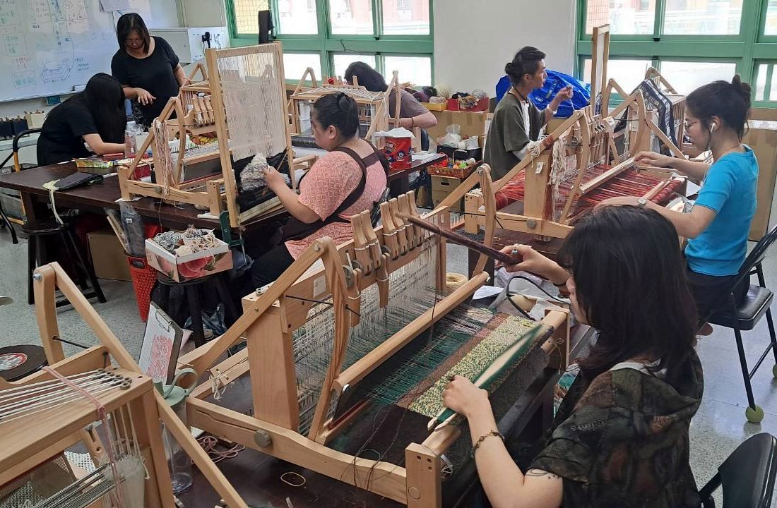 學員進行綜合技法專題創作