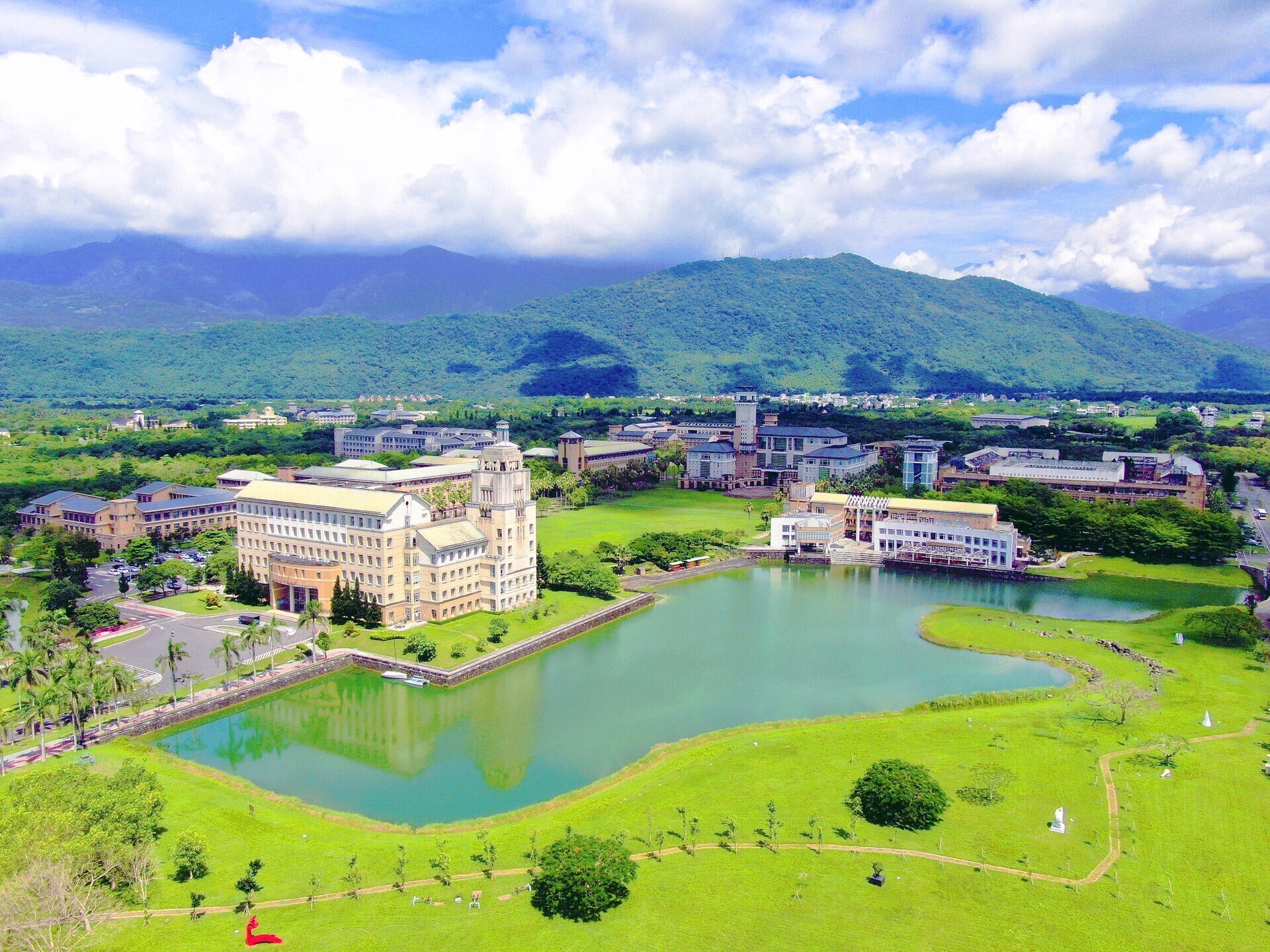 國立東華大學擁有世界級校園及國際視野,積極導入AI教育