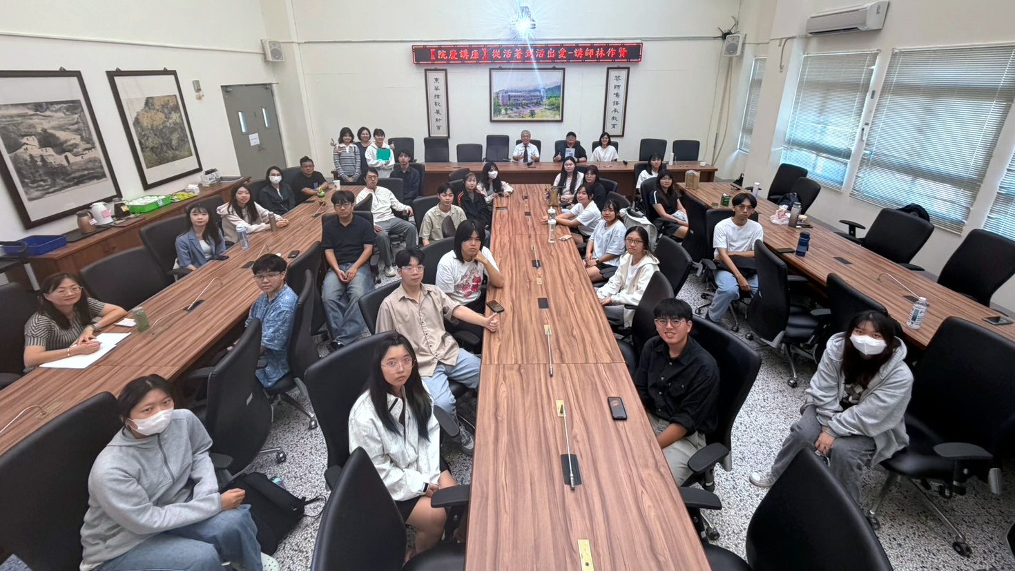 全體參會師生合影留念,共同為花師教育學院79院慶演講留下美好紀錄