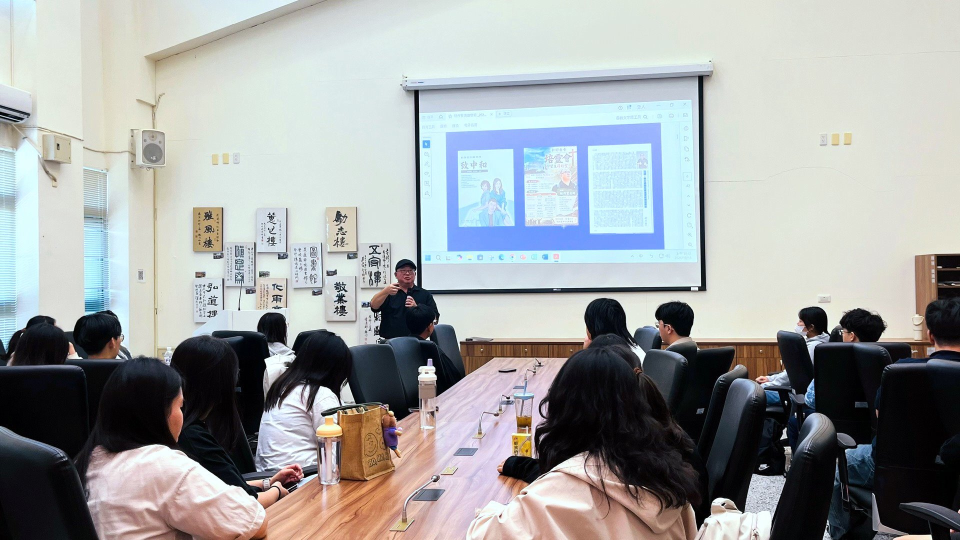 林作賢學長展示著作《致中和》傳傳遞「以傷痕照亮他人」之正能量