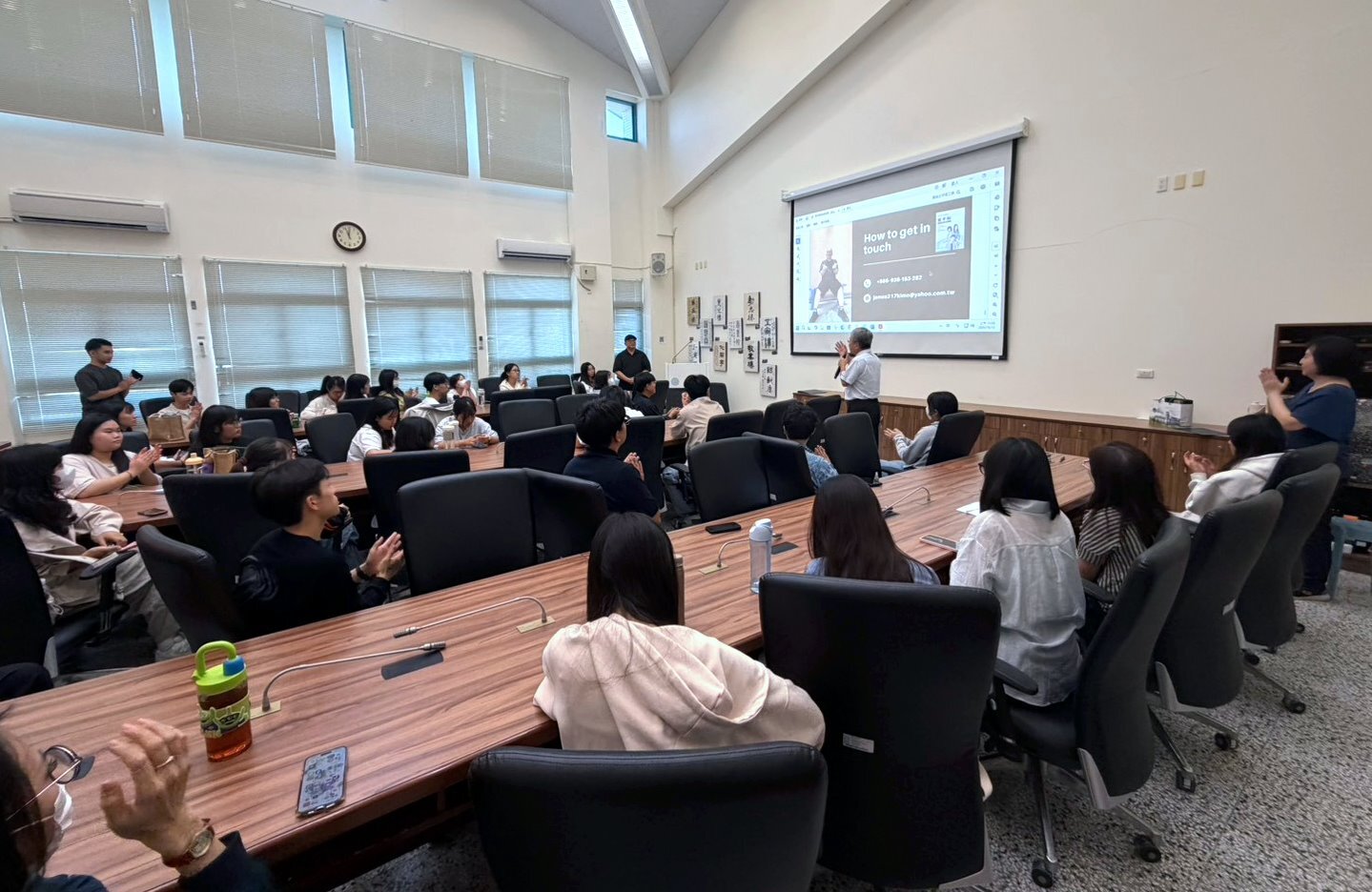 講座尾聲由潘文福院長致感謝詞,全場師生熱烈掌聲感謝林作賢老師的無私分享