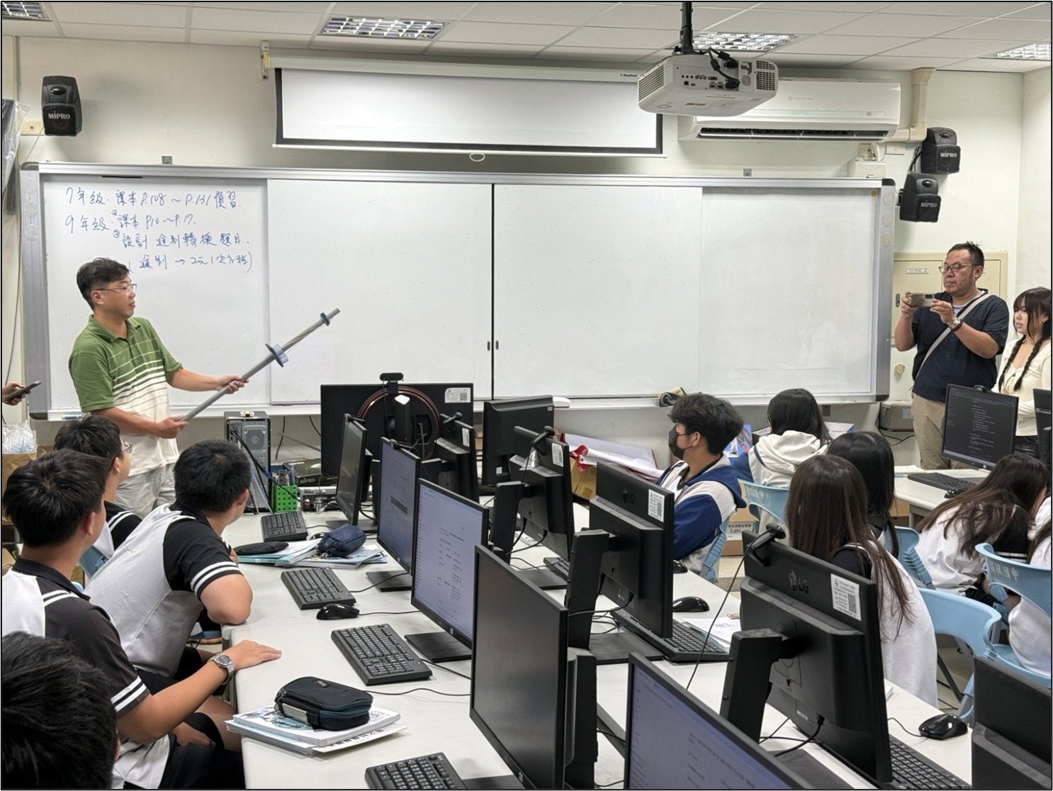 四維高中龔意耘教師透過實體教具示範物理現象