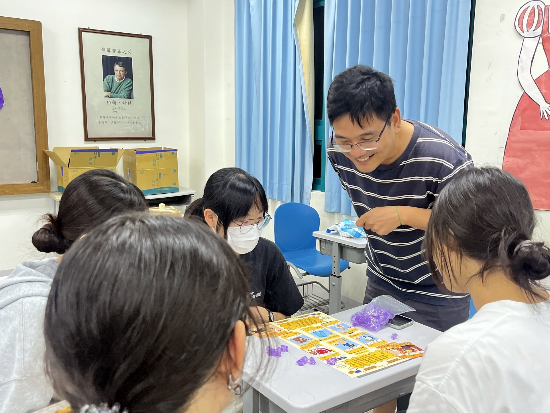 蔡仁哲老師帶領攤位關主進行淨零能源生活桌遊演示和檢討