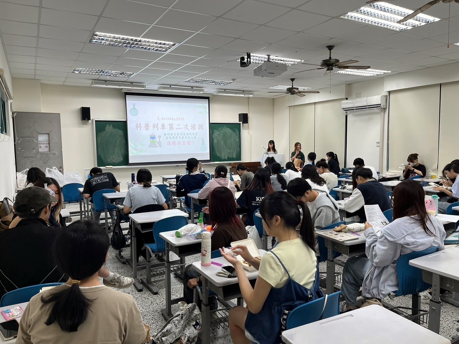 攤位關主上臺進行演示-1