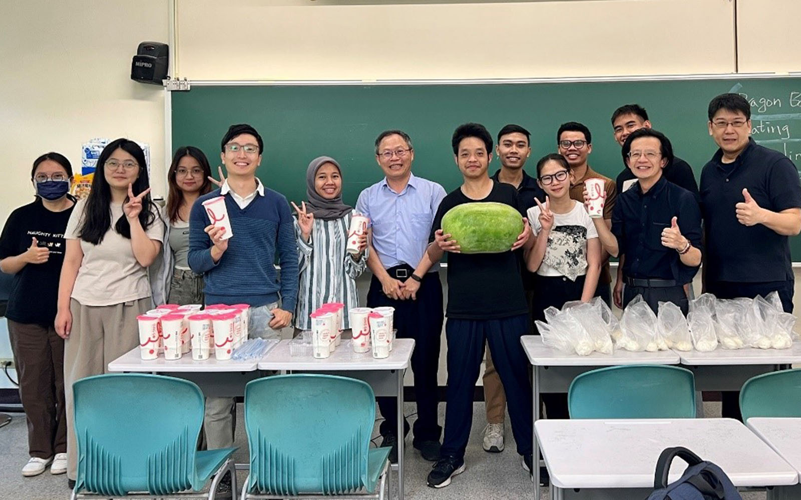 國際學生端午粽香文化交流 立蛋競賽考驗平衡感與耐力