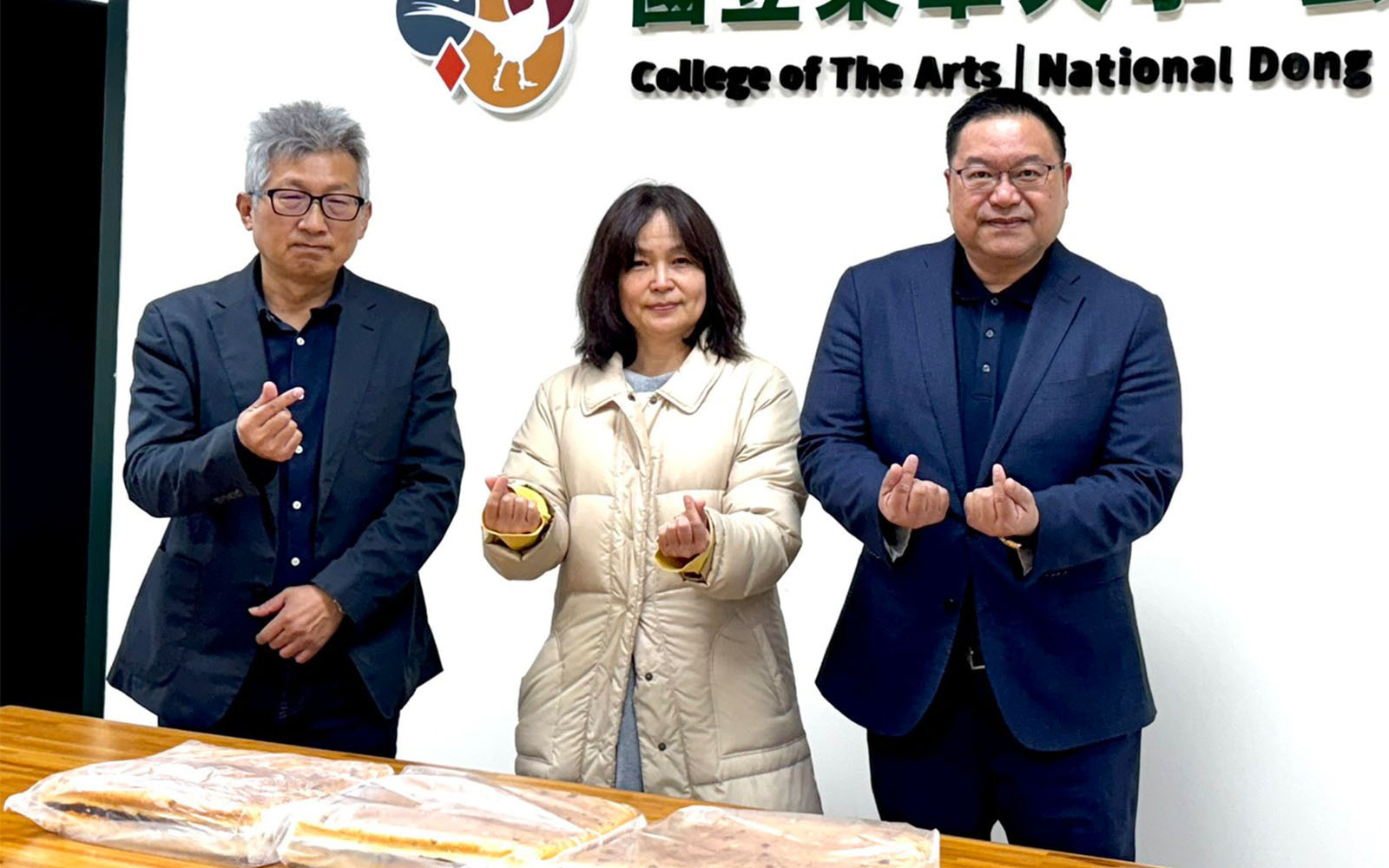 蓮花大樓住戶感謝東華大學藝術學院師生慰問災情