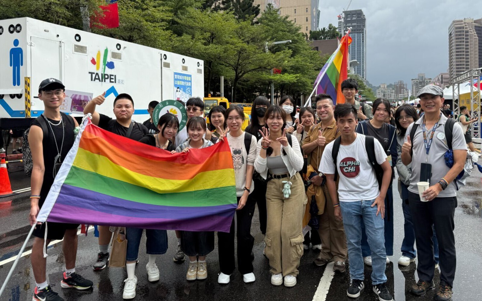 東華大學〈看電影學英文與性別平等〉課程師生參與2025臺灣同志大遊行-以行動實踐「超.連結」精神!