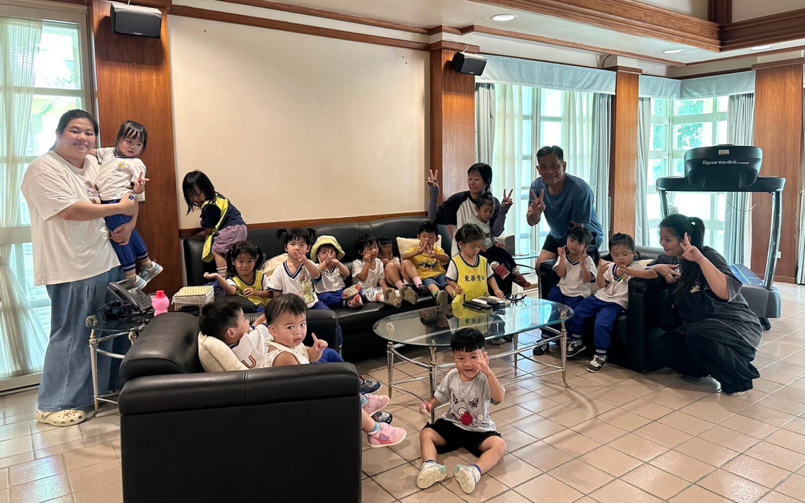 東華附設實驗幼兒園校園晨間漫步，赴校長官舍探險