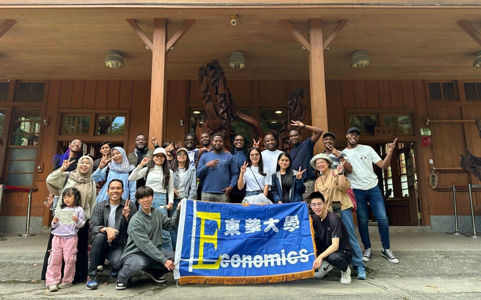 東華大學經濟學系舉辦「永續城鄉-深化在地連結系列課程」,走訪花蓮四大在地文化景點