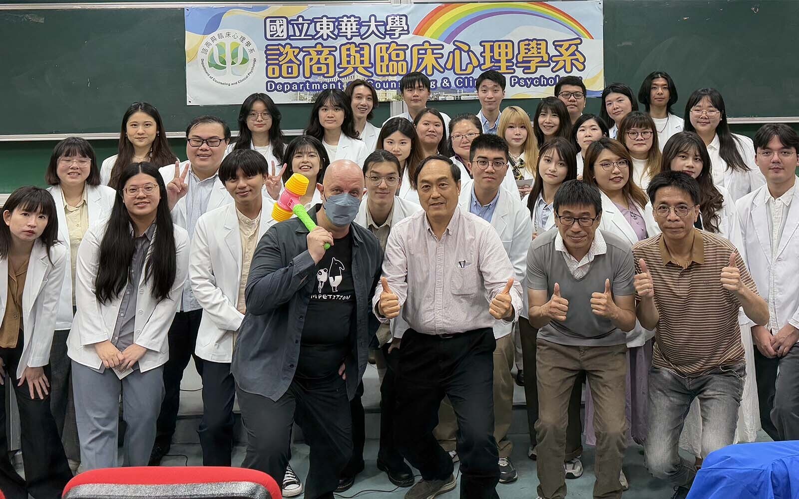 諮商與臨床心理學系為臨床組碩士班同學進行授袍儀式