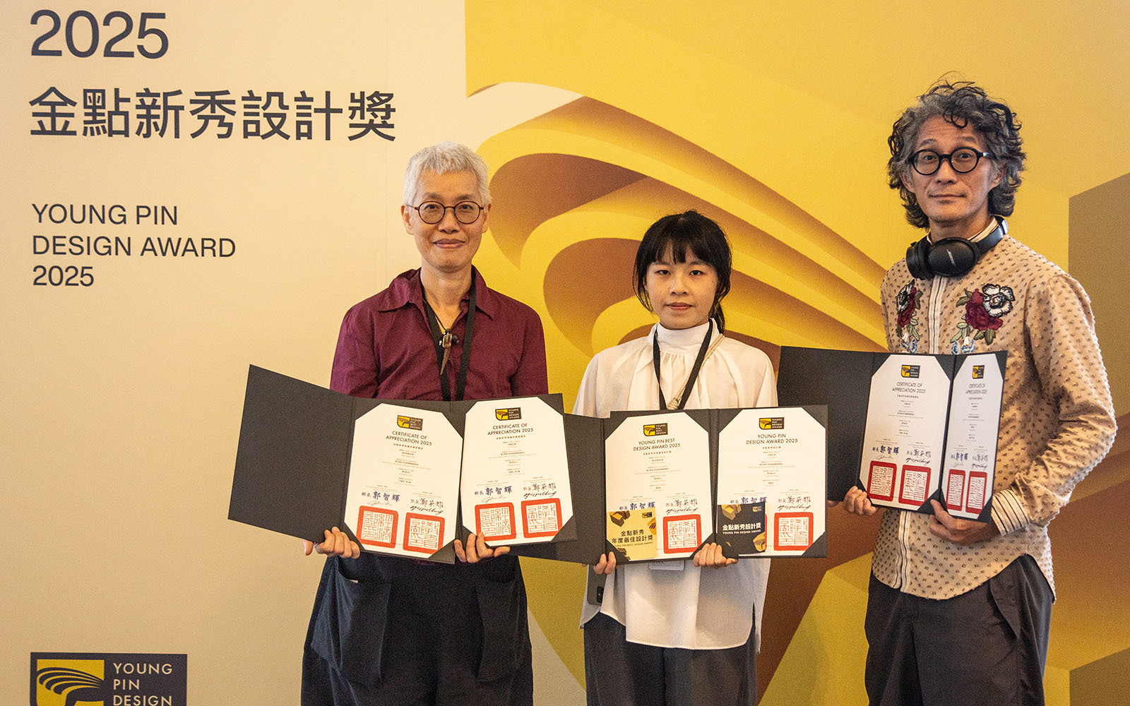 勇奪金點雙料大獎！東華大學藝術創意產業學系系賴星辰《尋找磁石花》榮獲新一代「年度最佳設計獎」！