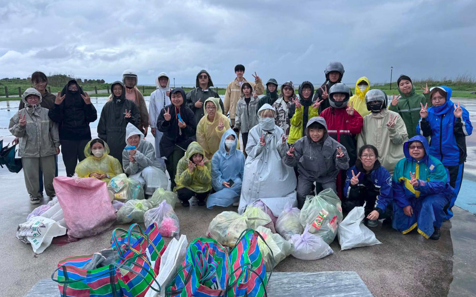 風雨中守護海岸:東華大學社會學系攜手黑潮基金會進行ICC國際淨灘調查