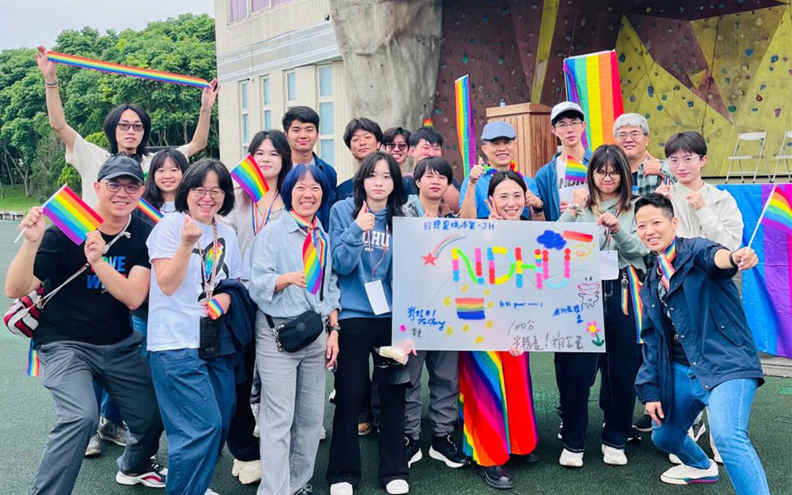 響應「國際不再恐同日」東華大學再升起彩虹旗支持性別平權