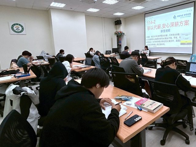 深耕起飛計畫持續推動「學以代薪・安心深耕方案」,以學習取代工讀,經濟支持與學習陪伴並行,助學生安心深耕、蓄力起飛