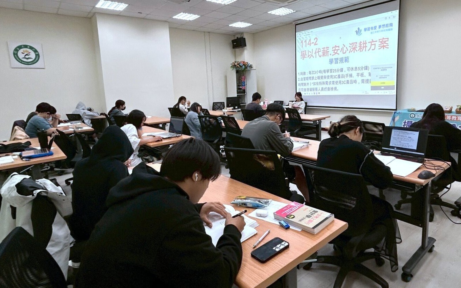 深耕起飛計畫持續推動「學以代薪・安心深耕方案」，以學習取代工讀，經濟支持與學習陪伴並行，助學生安心深耕、蓄力起飛