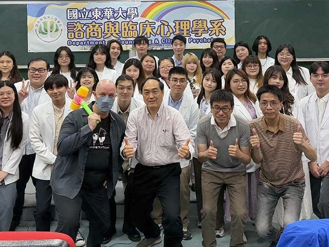 諮商與臨床心理學系為臨床組碩士班同學進行授袍儀式